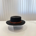 Schicker schwarzer Strohhut mit flacher Krone und braunem Lederband auf Display - M (56-58cm) / Schwarz