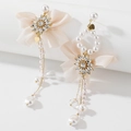 Detalle macro de pendientes de lazo asimétricos con perlas barrocas y pedrería - Pin de plata de ley 925/Aleación/Perla de imitación / Estilo de borla de lazo asimétrico / Blanco Roto
