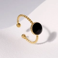 Vista macro de un anillo de cuerda trenzada chapado en oro 18K con detalle negro circular - Estilo Abierto (JR526) / Negro