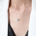 Collar de titanio plateado con colgante redondo de piedra natural verde claro para mujer - Tipo estándar / Color acero