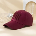 Berretto bordeaux con ricamo bandiera americana in un'elegante vista laterale di 45 gradi - M (56-58cm) / Borgogna