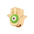 Makro-Detail des Hamsa-Hand-Anhängers mit grünem bösen Auge und Goldbeschichtung - Grün