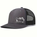 Détail d'une casquette trucker gris foncé avec maille noire respirante et motif de pêche - Taille unique / Gris/Noir