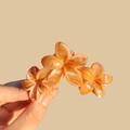 Elegant amber gradient flower hair claw clip with a three-petal resin matte finish - 9cm Khaki (Marble Pattern)