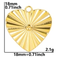 Detalle del colgante de corazón de 18mm con baño de oro 18k y textura de rayos solares - Dorado