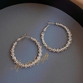 Nahaufnahme der silbernen Creolen mit funkelnder Oberfläche und Metallic-Struktur - Gehämmertes Silber Creolen Stil / Silber