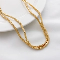 Collana di perle quadrate in ematite dorata drappeggiata su un piatto di porcellana - Distanziatore Triangolare (5#) / 3*1mm (1 Filo) / Oro
