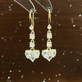 Orecchini a cuore dorati con zirconi e accenti di cristalli luccicanti a strati - Gancio per orecchie E6765 / Oro