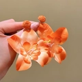 Detalle de pendientes de flores de rafia naranja brillante con texturas de pétalos de tela fina - Pendientes de Botón Colgantes Estilo Vacaciones / Naranja