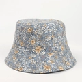 Dettaglio del cappello a secchiello in cotone blu con stampa floreale bianca e cuciture - M (56-58cm) / Blu