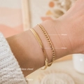 Détail du bracelet chaîne cubaine et maille serpent 4mm en acier sur le poignet - CDBR006-16 / Or