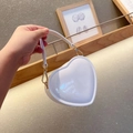 Vista de detalle de mini bolso blanco en forma de corazón con herrajes dorados brillantes - Blanco / 14-5-11cm