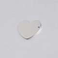Detalle macro de colgante de acero inoxidable pulido en forma de corazón con agujero - 27*30mm / Color Acero