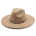 Détail d'un chapeau de cow-boy en daim kaki avec bande en cuir tressé et boucles métalliques - M (56-59cm) / Camel Suède