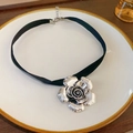 Ras de cou vintage français plaqué or 18k avec un grand pendentif rose en métal argent - Collier pendentif fleur floquée argent