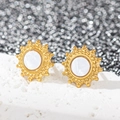 Détail de boucles d'oreilles dorées 18k avec nacre blanche en forme de soleil - Tournesol en coquillage