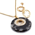 Set di gioielli in titanio dorato con resina macchiata, strass e fiori traforati - Stile Fiore d'Oro con Motivo Bianco e Nero (KS51818-K)