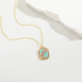 Collar chic de oro con colgante de arcoíris y circonita púrpura en fondo crema - Rectángulo Arcoíris (Azul Lago)