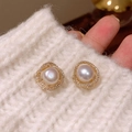 Detalle de pendientes de perlas bañados en oro con halo de circonitas sobre punto - Dorado (Pasador de pendientes de plata de ley 925)