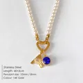 Elegante parelketting met gouden letter A hanger en een schitterend blauw kristal - Letter A / Goud