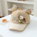Dettaglio del cappellino kaki con orsetto, orecchie 3D e cinturino in velcro regolabile - 52cm (2-5 Anni) / Cachi Chiaro