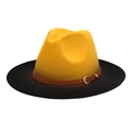 Dettaglio cappello in lana con corona gialla, tesa nera e cinturino in pelle con fibbia - Giallo + Nero