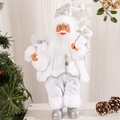 Dettaglio della statuetta di Babbo Natale in piedi in bianco e argento con texture morbida - Stile Argento 12 Pollici