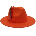 Klassischer orangefarbener Wollfilzhut mit passendem Band und bunten Federn verziert - M (56-58cm) / Orange