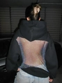 Detail des Rückenausschnitts mit bunten Strasssteinen am schwarzen Kapuzenpullover - XS / Schwarz