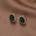 Detalle macro de pendientes vintage de esmeralda con marco dorado sobre satén marrón - Verde (Pin de plata de ley 925)