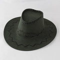Détail d'un chapeau de cowboy en daim vert foncé avec coutures noires et œillets métalliques - Taille Adulte (Circonférence 58cm) / Vert Militaire