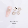 Vue macro de breloques ongles cœur 3D 8x9mm évidées avec base dorée et strass - Cœur Or Évidé Strass (8154)