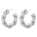 Dettaglio macro di orecchini a cerchio a C intrecciati in argento con finitura lucida - Torsione a C Platino