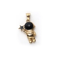 Dettaglio di un ciondolo astronauta dorato con stella nera e visiera in smalto lucido - Ciondolo Astronauta Oro con Stella Nera (C Ciondolo Singolo)