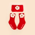 Dettaglio fascia e calzini rossi per neonati con fiori 3D e stampa antiscivolo - Rosso