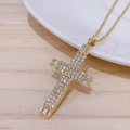 Détail macro d'un pendentif croix en or rose avec zircons et pierres taille baguette - Style Zirconia Coupe Mixte Or (0100I)