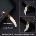Collana con ciondolo a testa di drago e dente di lupo in acrilico e lega - Zanna Bianca Testa di Bronzo / Catena in Acciaio 70cm