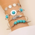 Dettaglio del set di bracciali bohémien in argento con perline turchesi e bracciale a piuma - Set da 4 Pezzi (03) / Argento Antico - Foglia Petalo