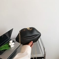 Bolso mini bandolera negro con forma de labios, cadena dorada y acabado mate suave - Negro
