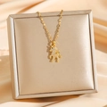 Elegante collana con ciondolo a unicorno dorato e diamanti su sfondo di seta pura - Pegaso d'Oro (8029)