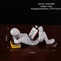 Statuina moderna di lettore sdraiato in resina bianca con texture tipografica per la casa - Figura Lettura Lettere Sdraiata