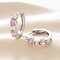 Silberne Creolen mit abwechselnd rosa und klaren herzförmigen Zirkonia-Steinen - Rosa Huggie Ohrring (Einzeln)