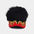 Dettaglio del ricamo a fiamma e dei lunghi capelli sintetici sul cappellino trendy - Regolabile / Nero + Parrucca Nera
