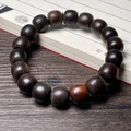 Bracelet de prière en bois de santal foncé poli avec grain de bois naturel élégant - Style Ancien Épuré / Modèle Ancien 12mm x 17 Perles