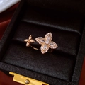 Detail van een roségouden dubbele bloemring met schitterende zirkonia zettingen - Goud