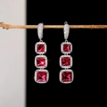 Detalle macro de pendientes de rubí cuadrado de tres capas con cristales brillantes micropavé - Rojo