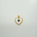 Detalle macro de colgante de corazón en oro de 18k con nácar blanco y gema verde incrustada - Corazón