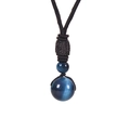 Gros plan d'un pendentif en pierre œil de chat bleue de 16mm avec cordon tressé noir - Collier Oeil de Tigre Bleu
