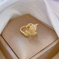 Eleganter goldener Schleifenring mit funkelnden Zirkonsteinen auf Seidenhintergrund - Einstellbar Offen / Gold