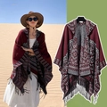 Châle ethnique à capuche bordeaux avec motifs gris et pompons pour voyage au désert - Couleur 18